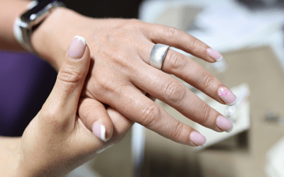 Oura-_2_-400-x-250 Ring on Finger